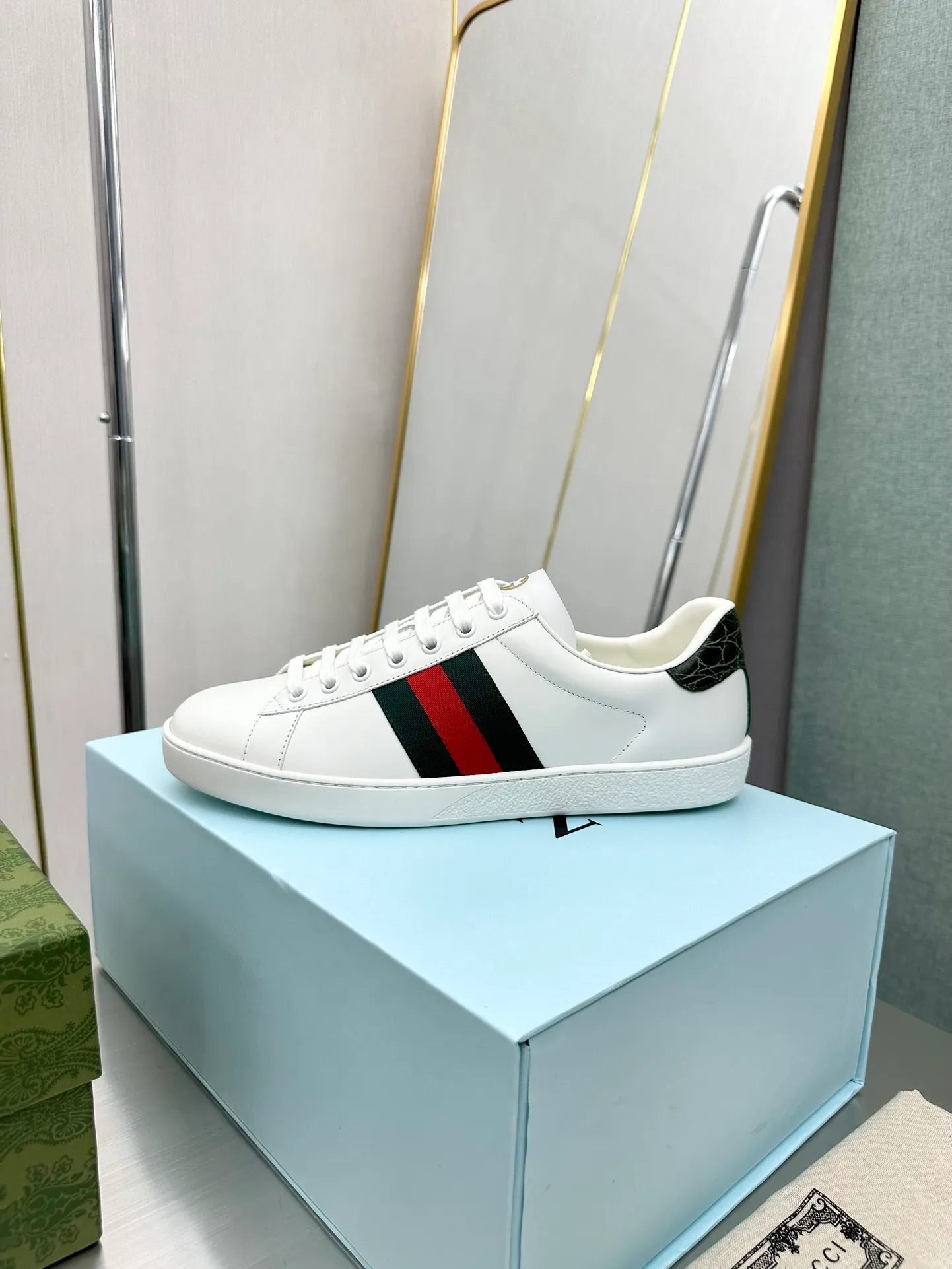👟👟Ex-factory price 540👟👟 Men's size +10 Top version: Gucci G family classic Ace series Embroidery Little Bee White Shoes Couple Style Ribbon Love Casual Sports Shoes Sneakers Original Purchase Development Production This brand's classic low-top sports shoes interweave golden embroidered bees with red and green webbing. The bee is a classic element of the brand. It appeared in the Gucci ready-to-wear series in the 1970s. Exquisite packaging at the delivery counter🛍📦 ▪️Fabrics: Original custom imported first-layer cowhide ▪️Foots: Original custom cowhide lining ▪️Sole: Original open-molded rubber non-slip material ▪️Sole thickness: 2.5CM ▪️Size: Women's 34-41 (customized 34/41) ▪️Size: Men's 38-46 (38/46 customized)